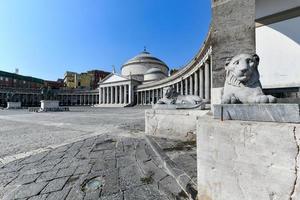 se av basilika skara pontificia san francesco da paola kyrka på piazza del folkomröstning, huvud fyrkant av de stad, och sten lejon skulpturer i Neapel, Italien. foto