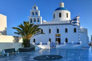 kyrka av panagia akathistos psalm i oia by på santorini ö, grekland. foto