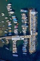 antenn se av tonys strand i sorrento, Italien på en sommar dag. foto