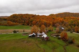 panorama- se av en lantlig bruka i höst i vermont. foto