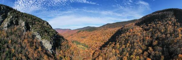 panorama- se av topp falla lövverk i smugglare hack, vermont. foto