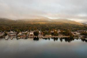 panorama- se av de bukt i sjö george, ny york på gryning. foto