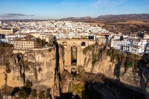 klippig landskap av ronda stad med puente nuevo bro och byggnader, andalusien, Spanien foto