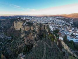 klippig landskap av ronda stad med puente nuevo bro och byggnader, andalusien, Spanien foto