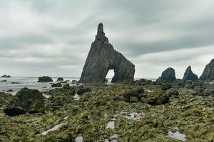 de campiecho strand är belägen i asturien, Spanien på en molnig dag. foto