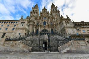 santiago de kompostela katedral, Fasad del obradoiro tömma av människor. foto