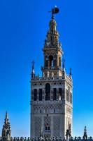 la giralda, klocka torn av de sevilla katedral i Spanien. foto