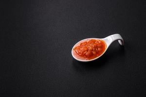 röd adjika sås eller ketchup med kryddor och örter foto