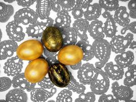 gyllene påsk ägg på årgång spets bakgrund. de begrepp av en ljus påsk foto
