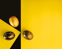 ljus påsk. ägg är svart och guld på de bakgrund av en geometrisk mönster. foto