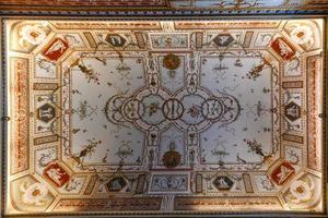 caserta, Italien - aug 21, 2021, en inre se av de kunglig palats av caserta, en historisk palats bemyndigad i de 18: e århundrade förbi charles av bourbon, kung av Neapel. foto