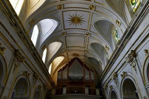 positano, Italien - april 19, 2019, interiör se av kyrka av helgon mary av de antagande i positano. foto