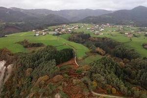 gueirua strand, belägen i asturien, Spanien på en molnig dag. foto