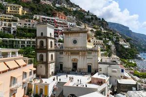 positano, Italien - aug 25, 2021, exteriör se av kyrka av helgon mary av de antagande i positano. foto