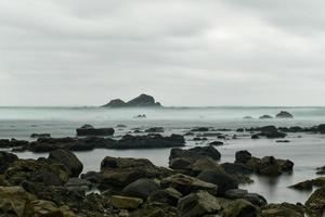 de campiecho strand är belägen i asturien, Spanien på en molnig dag. foto