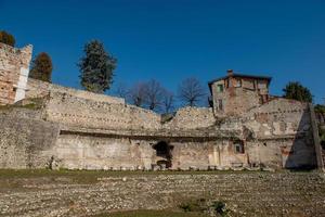 arkeologi av de roman teater, capitolium och de komplex av santa giulia foto