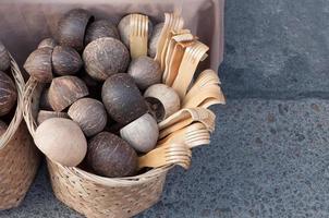produkt från kokos skal träsnideri i de marknad, dipper tillverkad från kokos skal ,topp se foto
