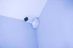 säkerhet cCTV kamera eller övervakning systemet i byggnad ,sluten krets TV, modern cCTV kamera på en vägg foto