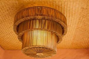 dekorera hängande lykta lampor i trä- korg- tillverkad från bambu, inredning dekoration foto