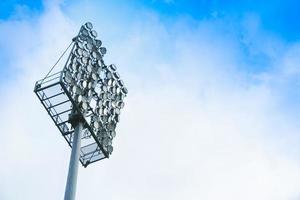 stor strålkastare, lampor för de stadion på skön ljus himmel foto