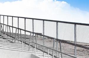 metall staket del av en metall rutnät staket på dela stadion foto