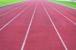 löpning Spår och grön gräs, direkt friidrott löpning Spår på sport stadion foto