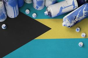 Bahamas flagga och få Begagnade aerosol spray burkar för graffiti målning. gata konst kultur begrepp foto