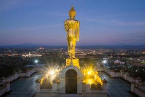 ett ikoniska stående buddha på wat phra den där khao noi ett av de mest turist attraktion platser i nan provins av nordlig thailand. foto