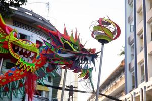 ho chi minh stad, vietnam - 6 feb 2023 lunar ny år firande - de drake dansa, skön färgrik festlig figur. tet Semester bakgrund. kinesisk lunar ny år dag, vår festival. foto