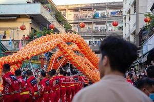 ho chi minh stad, vietnam - 6 feb 2023 lunar ny år firande - de drake dansa, skön färgrik festlig figur. tet Semester bakgrund. kinesisk lunar ny år dag, vår festival. foto