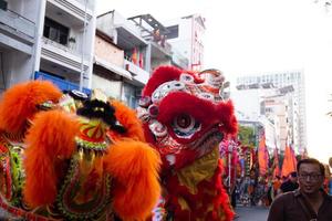 ho chi minh stad, vietnam - 6 feb 2023 lunar ny år firande - de drake dansa, skön färgrik festlig figur. tet Semester bakgrund. kinesisk lunar ny år dag, vår festival. foto