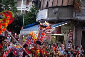 ho chi minh stad, vietnam - 6 feb 2023 lunar ny år firande - de drake dansa, skön färgrik festlig figur. tet Semester bakgrund. kinesisk lunar ny år dag, vår festival. foto