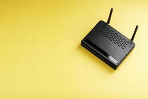 svart Wi-Fi router på en gul bakgrund med fri Plats. foto