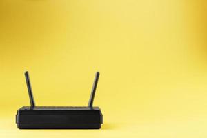 router trådlös lan teknologi med enheter baserad på ieee 802.11 standarder på en gul bakgrund fri Plats topp se. foto