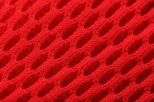 fragment av en perforerad tå av en röd gymnastiksko i fullskärm närbild. foto