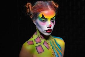 lockande kvinna med en kropp konst clown foto