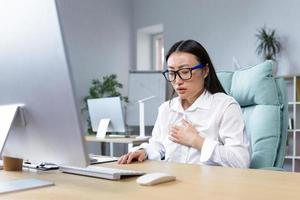 ung skön asiatisk kvinna kontor arbetstagare trött och sjuk har svår foto