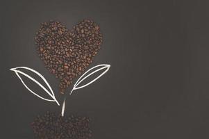 kaffebönor ordnade i hjärtform