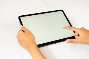 hand innehav tom digital läsplatta för prototyper foto