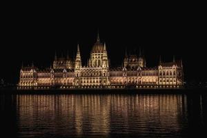 skön se av de upplyst budapest parlament foto