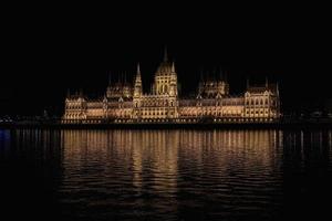 söt se av de upplyst budapest parlament foto