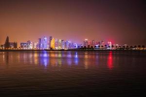 doha stad horisont på natt qatar foto