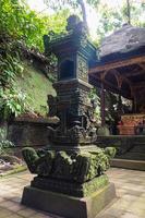 balinesisk tempel i ubud helig apa skog foto