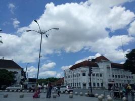 gammal byggnad landskap i de stad med himmel foto