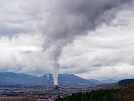 termisk kraft station utvisande föroreningar till de luft. stad med fattig luft kvalitet på grund av till termisk kraft växt. brinnande fossil bränsle. toxisk luft för människor i de städer. foto