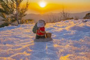 santa i de snö och solnedgång i de bakgrund foto