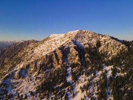 Foto skön landskap av klar vit snöig bergen och kullar