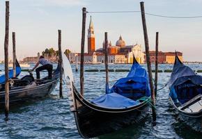 panorama- se av gondoler på solnedgång, traditionell på stor kanal med san giorgio maggiore kyrka. san marco, Venedig, Italien foto