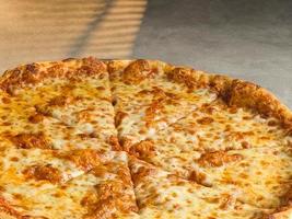ny york stil pizza med smält ost och bas tomat sås närbild. foto