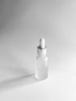flaska av parfym. ansiktsbehandling serum foto